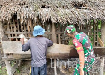Serda Ahmad Imam,Babinsa Koramil 21/ Madat Sambangi Peternak Kambing Guna Berbagi Ilmu