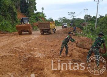 Peduli Wilayah Binaan, Prajurit Satgas Pamtas Yonif 645/GTY Kerja Bhakti Bersihkan Jalan Pasca Longsor