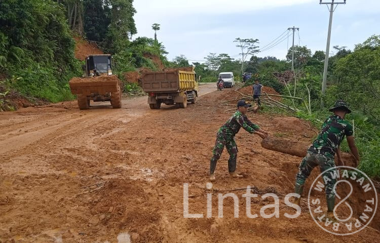 Peduli Wilayah Binaan, Prajurit Satgas Pamtas Yonif 645/GTY Kerja Bhakti Bersihkan Jalan Pasca Longsor