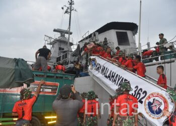 Akibat Cuaca Buruk Masalembo Krisis Pangan, TNI AL Kerahkan Unsur Kirim Logistik