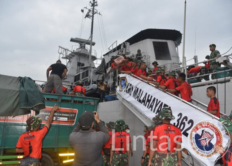 Akibat Cuaca Buruk Masalembo Krisis Pangan, TNI AL Kerahkan Unsur Kirim Logistik