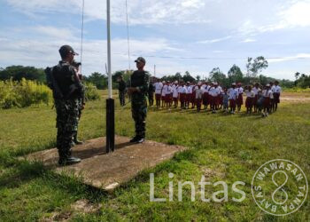 Wujudkan Rasa Cinta Tanah Air, Satgas Pamtas RI-PNG Yonif 725/WRG, Menggelar Upacara Bendera di SD YPPK Kp. Umap.