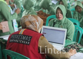 Yonif Raider 300/BJW Bersama Puskesmas Karangtengah Ciajur Melaksanakan Pemeriksaan Kesehatan Personel dan Ibu Persit