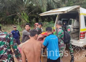 Aksi Cepat Tanggap Personel Satgas Pamtas Yonarmed 19/105 Trk Bogani Dalam Evakuasi Warga Yang Sakit Menuju Puskesmas Terdekat.