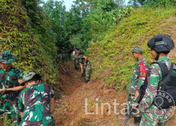 Bangun Semangat Kebersamaan, Satgas Yonif 725/Woroagi Buat Drainase Bersama Warga Perbatasan