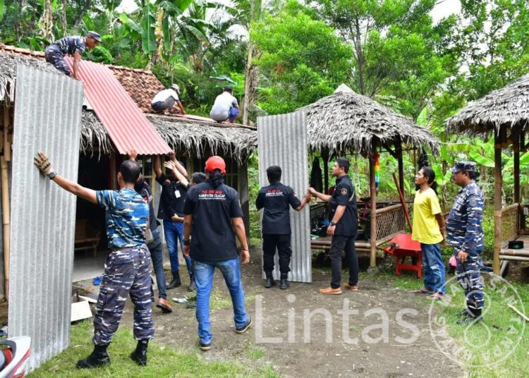 Bentuk Kepedulian TNI AL Terhadap Seniman, Danlanal Cilacap Benahi Rumah Ki Dalang Mongko Daryono