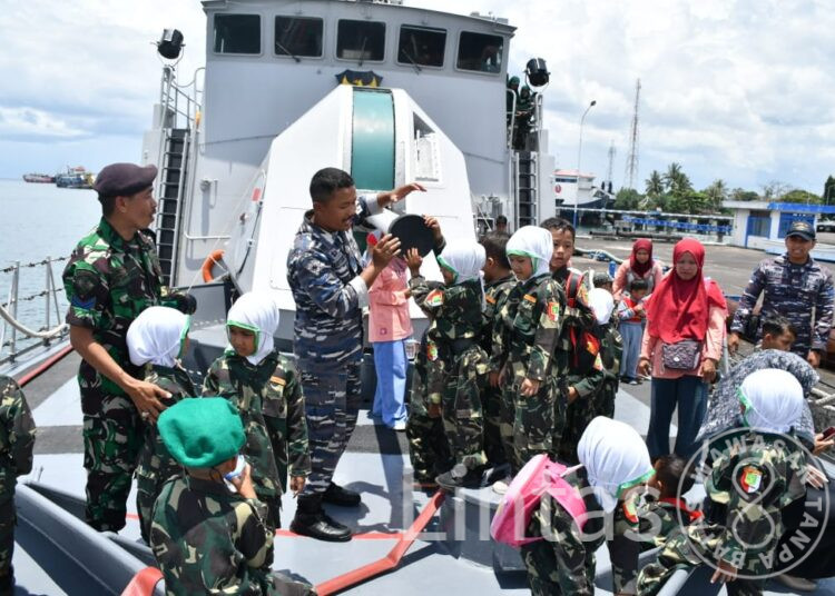 Tumbuhkan Jiwa Bahari, Siswa Taman Kanak-Kanak Kunjungi Mako Lanal Banyuwangi