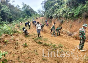 Satgas Pamtas Yonarmed 5/PG Perbaiki Jalan Tani Desa Lindung Payau Malinau