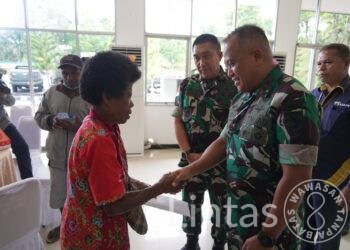 Isak Tangis Warnai Santunan Pangdam XVII/Cenderawasih Kepada Ibu Alm Praka Lukas A. Woremba Korban Kekejaman KST Di Yahukimo