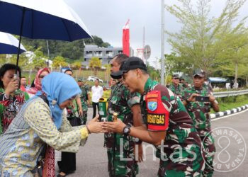 Kunjungan Dan Baksos Ketua Umum Persit Kartika Chandra Kirana Kepada Prajurit Satgas Pamtas Yonif 645/GTY dan Masyarakat Perbatasan