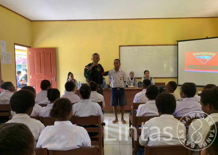 Bersama Puskesmas Dan Pos Imigrasi Waropko, Satgas Yonif 725/Wrg Berikan Wasbang Kepada SMPN 1 Waropko