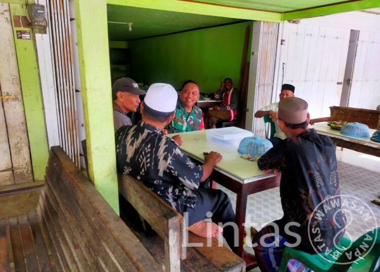 Kompak, Babinsa Dan Bhabinkamtibmas Komsos Bersama Dengan Warga