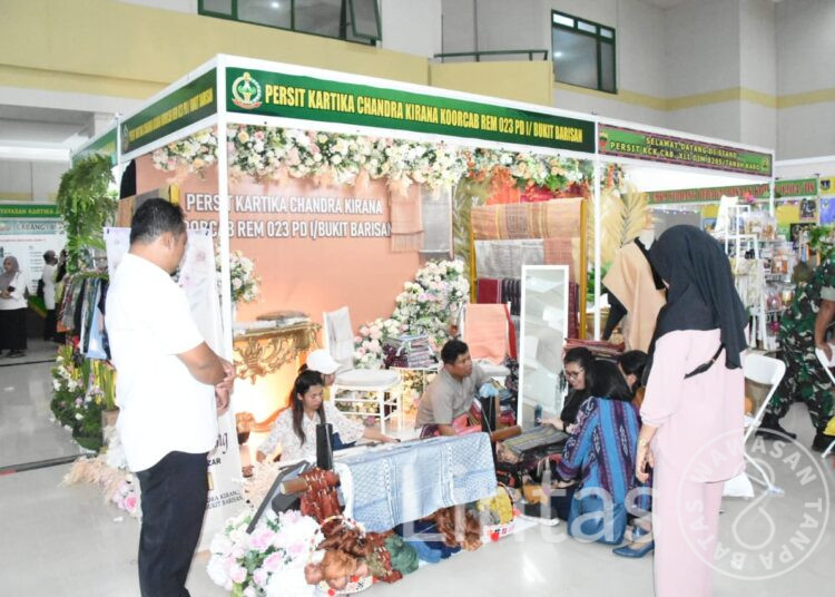 Stand Pameran Bazar UMKM Persit Korem 023/KS Ramai Pengunjung