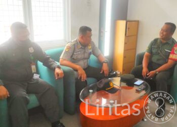 Pererat Silaturahmi, Babinsa Koramil 03/GP Serda Rubiyanta Komsos Bersama Security Pusenlis PT. PLN