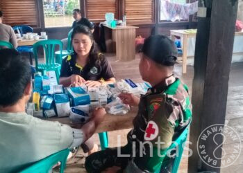 Prajurit Satgas Pamtas Yonif 645/Gardatama Yudha Berikan Bantuan Yankes Terdampak Korban Banjir