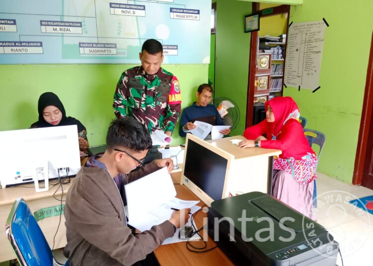 Serda Sandari Babinsa Koramil 19 /Idm,Laksanakan Pengambilan Data Stunting Di Wilayah Desa Binaan
