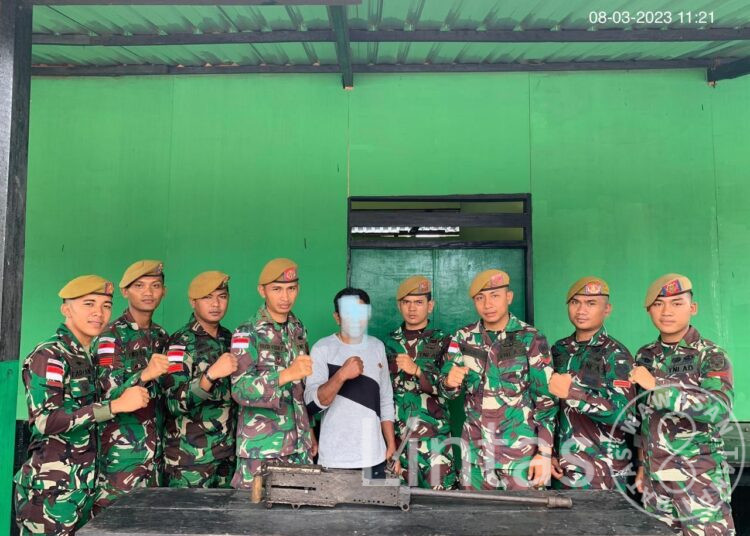 Warga Wangeotak Sukarela Serahkan Senjata Api Kepada Satgas Pamrahwan Yonarhanud 3/YBY