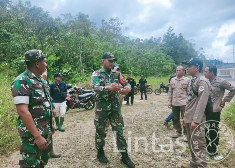 Prajurit Satgas Pamtas Yonif 645/Gardatama Yudha Laksanakan Patroli Gabungan CIQS dan TNI-Polri Perbatasan RI-Malaysia