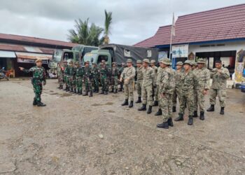 Personel Satgas Pamtas RI-Malaysia Yonarmed 19/105 Trk Bogani Bersama TDM Laksanakan Karya Bakti Bersama Di Perbatasan