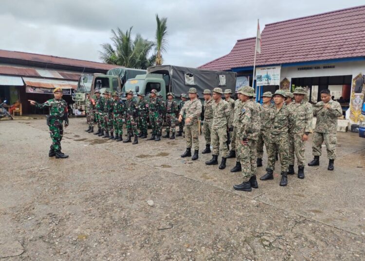 Personel Satgas Pamtas RI-Malaysia Yonarmed 19/105 Trk Bogani Bersama TDM Laksanakan Karya Bakti Bersama Di Perbatasan