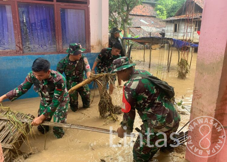 Siaga Personil , Prajurit Yonif I41 / AYJP Bantu Masyarakat Terdampak Banjir Desa Sepang