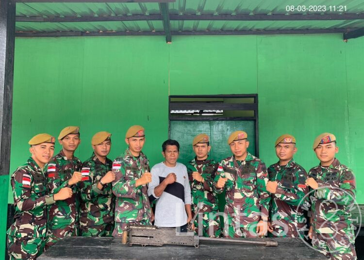 Warga Wangeotak Sukarela Serahkan Senjata Api Kepada Satgas Pamrahwan Yonarhanud 3/YBY