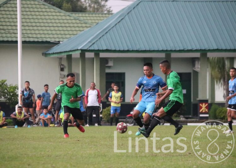 Pertandingan Sepak Bola Persahabatan Yonif Raider 100/PS dengan Yonarhanud 11/WBY