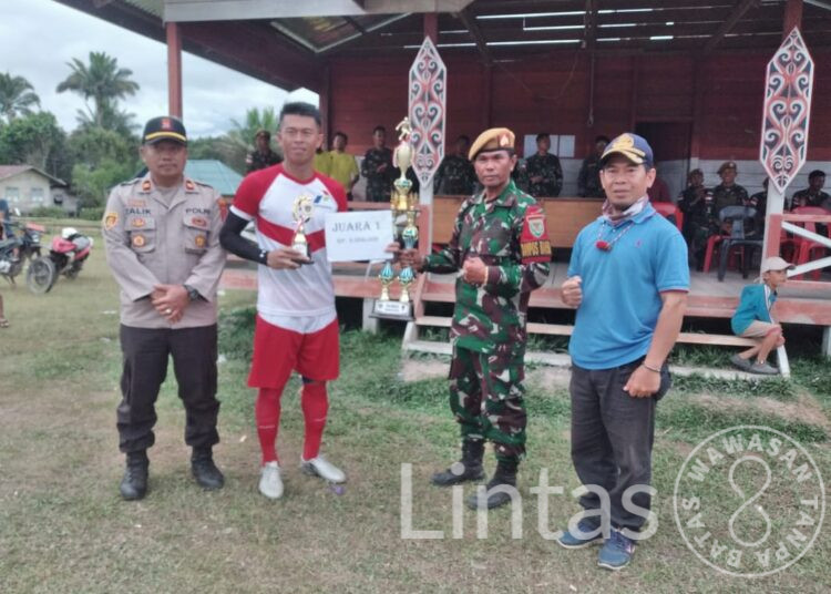 Satgas Pamtas Yonarmed 5/105 Tarik/Pancagiri Gelar Turnamen Sepak Bola Piala Bergilir Bahsiuk Cup