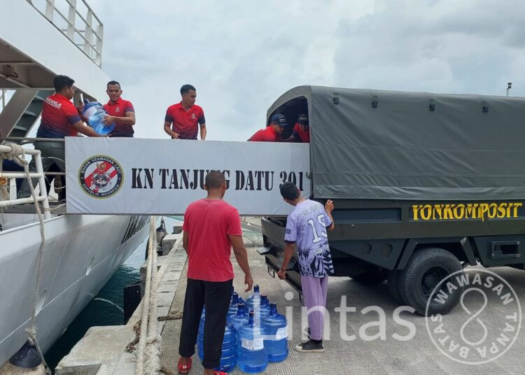 KN. Tanjung Datu-301 Bertolak Antar Bansos ke Pulau Serasan