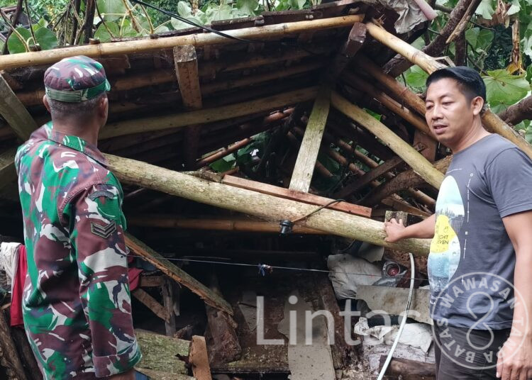 Sigap, Babinsa Koramil 0112/Jiput Datangi Rumah Warga Yang Tertimpa Pohon