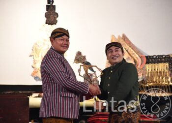 Pesan Panglima TNI Pada Gelaran Wayang Kulit di Makorem 081/DSJ : TNI Jangan Arogan