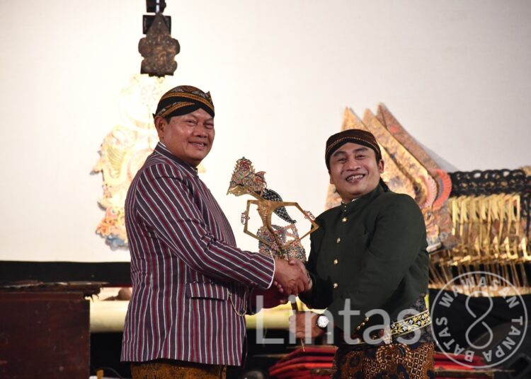 Pesan Panglima TNI Pada Gelaran Wayang Kulit di Makorem 081/DSJ : TNI Jangan Arogan