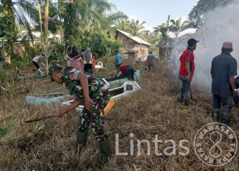 Sambut Bulan Ramadhan, Babinsa Peureulak Bersama Warga Bersihkan Pemakaman Umum