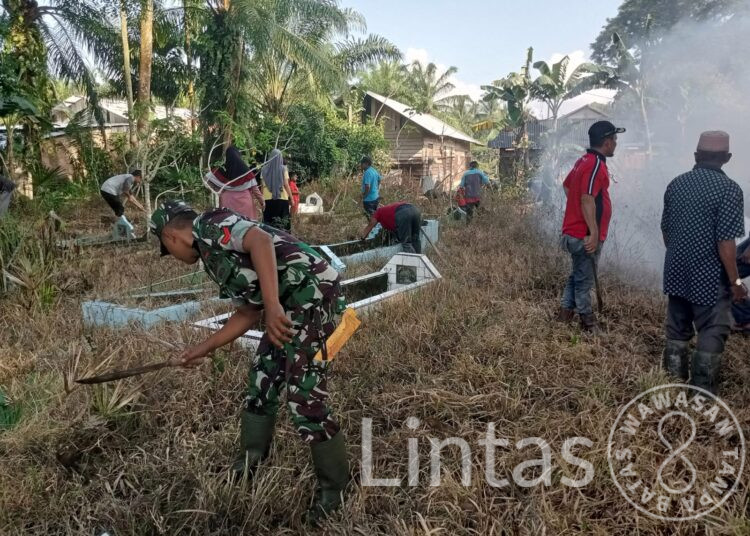 Sambut Bulan Ramadhan, Babinsa Peureulak Bersama Warga Bersihkan Pemakaman Umum