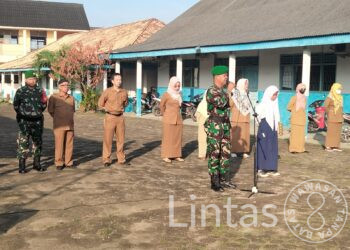 Babinsa Kel Sialang Kec Sako Pertindak Sebagai Pembina Upacara Bendera Di SMP BINATAMA PLG