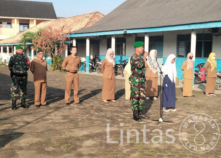 Babinsa Kel Sialang Kec Sako Pertindak Sebagai Pembina Upacara Bendera Di SMP BINATAMA PLG