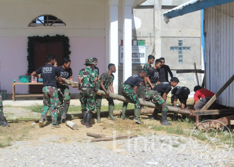 Sinergitas Satgas Yonif Mekanis 203/AK dan Koramil Tiom serta Polres Lanny Jaya Laksanakan Karya Bhakti Bersama Dengan Jemaat Gereja GKI Betel Tiom