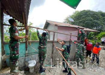 Tanah Longsor Terjang Rumah Warga, Babinsa Koramil 1204-01/Kapuas Lakukan Karya Bakti Bersama Warga