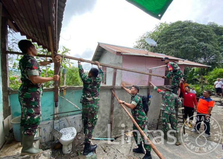 Tanah Longsor Terjang Rumah Warga, Babinsa Koramil 1204-01/Kapuas Lakukan Karya Bakti Bersama Warga