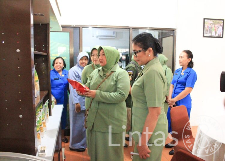 Ketua Persit Daerah XVII/Cenderawasih Harap UMKM Bang Pace Korem 172/PWY Jadi Salahsatu Oleh-oleh Papua