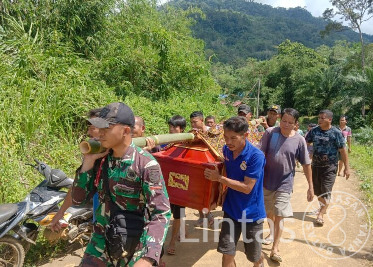 Wujud Turut berduka Cita, Satgas Pamtas Yonif 645/Gardatama Yudha Bantu Prosesi Pemakaman Warga di Perbatasan