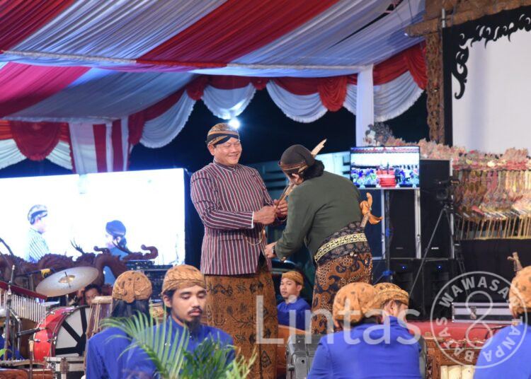 Wadan Kodiklatal Ikuti Karya Bakti dan Wayangan di Kampung Halaman Panglima TNI