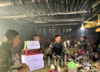 Personel Satgas Yonif Mekanis 203/AK Beri Nama Untuk Anak Yang Baru Lahir di Desa Lowanom Distrik Malagayneri