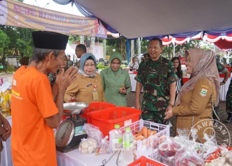 Kasrem 064/MY Dampingi Plh Sekda Banten Buka Pasar Murah Korem 064/MY