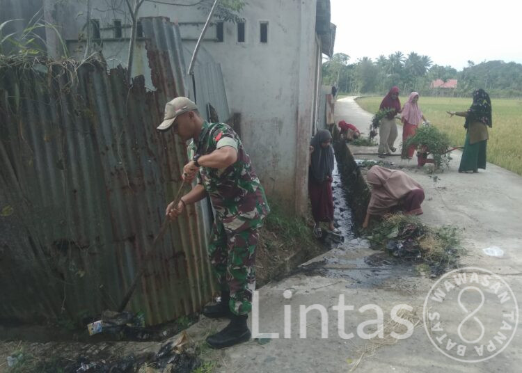 Babinsa Koramil 07/Julok,Bersama Santri Dan Guru Gotong Royong Bersihkan Lingkungan