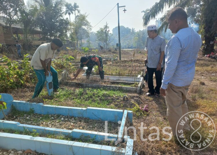 Sambut Bulan Suci Ramadhan, Serka Atis Setiana Babinsa Koramil 04/Plk Bersama Masyrakat Gotong Royong Bersihkan Makam