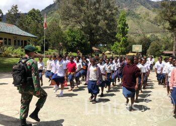 Membentuk Karakter Disiplin, Satgas Yonif Mekanis 203/AK Melatih Keterampilan Baris-Berbaris