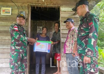 Wujud Solidaritas, Satgas Pamtas Yonif 645/GTY Bagikan Sembako Kepada Warga Perbatasan