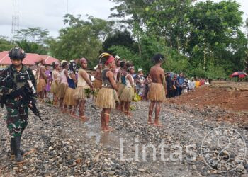 Perarakan Salib IYD, Satgas Pamtas RI-PNG Yonif 725/Woroagi Lakukan Pengamanan Dan Pengawalan