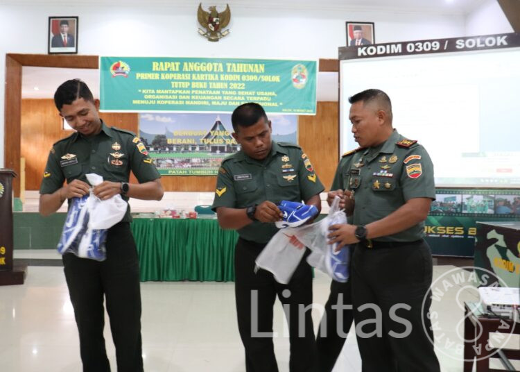 Tingkatkan Moril Personilnya, Dandim 0309/Solok Bagikan Sepatu Olahraga Secara Gratis